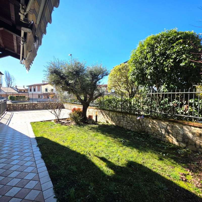 IN ESCLUSIVA A BERTESINA: SPAZIOSA E RECENTE BIFAMILIARE CON AMPIA ZONA LIVING, 3 CAMERE PIÙ STUD...