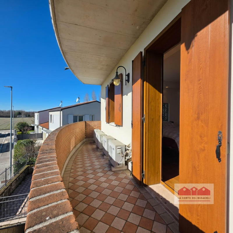 IN ESCLUSIVA A BERTESINA: SPAZIOSA E RECENTE BIFAMILIARE CON AMPIA ZONA LIVING, 3 CAMERE PIÙ STUD...