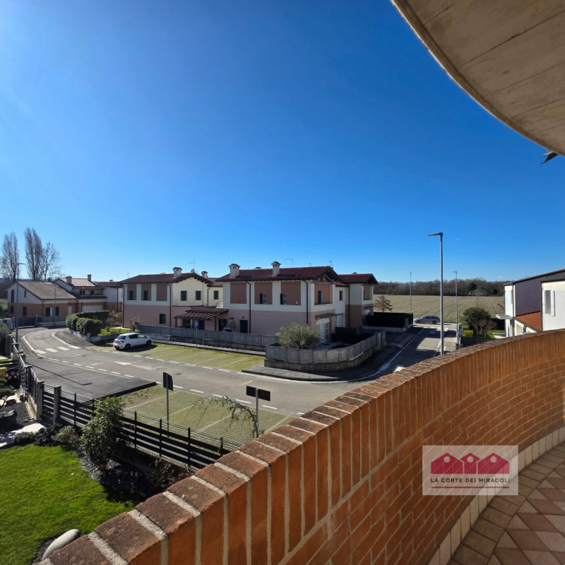 IN ESCLUSIVA A BERTESINA: SPAZIOSA E RECENTE BIFAMILIARE CON AMPIA ZONA LIVING, 3 CAMERE PIÙ STUD...