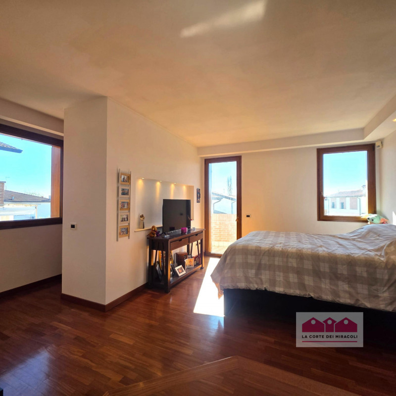 IN ESCLUSIVA A BERTESINA: SPAZIOSA E RECENTE BIFAMILIARE CON AMPIA ZONA LIVING, 3 CAMERE PIÙ STUD...