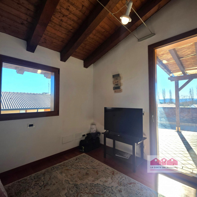 IN ESCLUSIVA A BERTESINA: SPAZIOSA E RECENTE BIFAMILIARE CON AMPIA ZONA LIVING, 3 CAMERE PIÙ STUD...