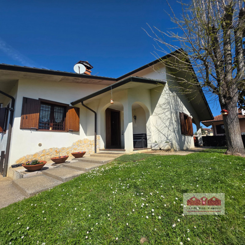 COSTABISSARA: ELEGANTE CASA SINGOLA CON GIARDINO PRIVATO, IN QUARTIERE RESIDENZIALE COMODO AI PRI...