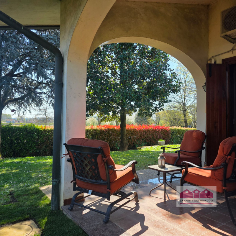 COSTABISSARA: ELEGANTE CASA SINGOLA CON GIARDINO PRIVATO, IN QUARTIERE RESIDENZIALE COMODO AI PRI...
