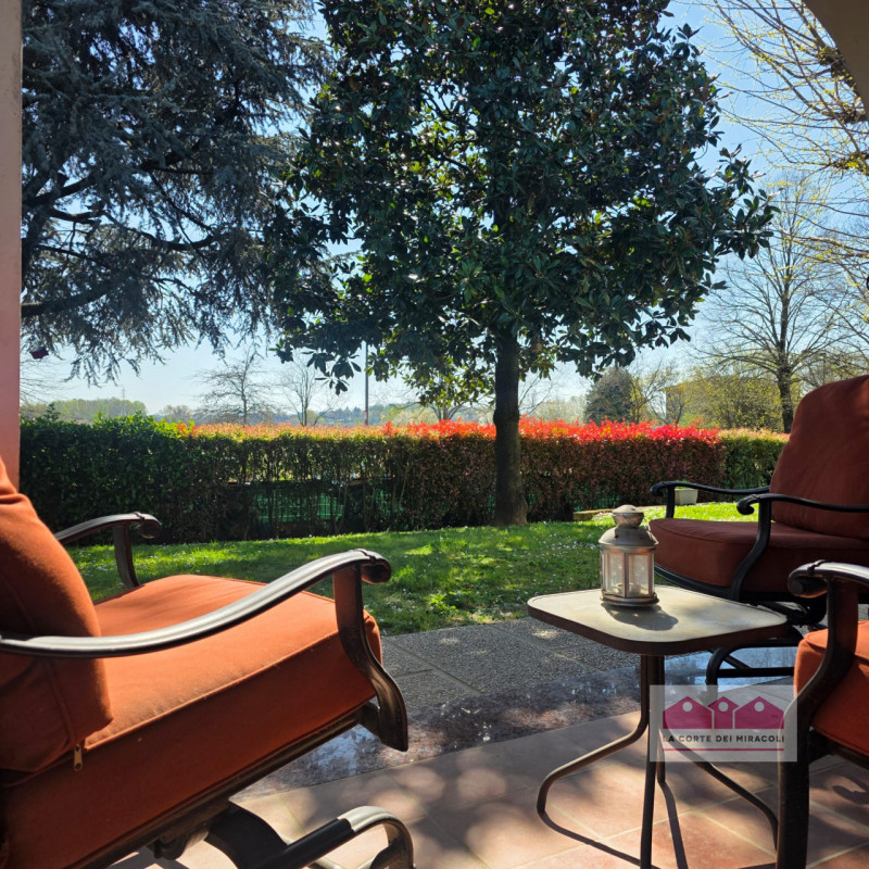 COSTABISSARA: ELEGANTE CASA SINGOLA CON GIARDINO PRIVATO, IN QUARTIERE RESIDENZIALE COMODO AI PRI...