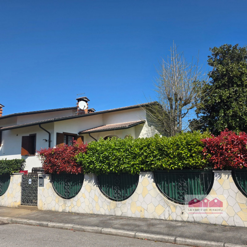 COSTABISSARA: ELEGANTE CASA SINGOLA CON GIARDINO PRIVATO, IN QUARTIERE RESIDENZIALE COMODO AI PRI...
