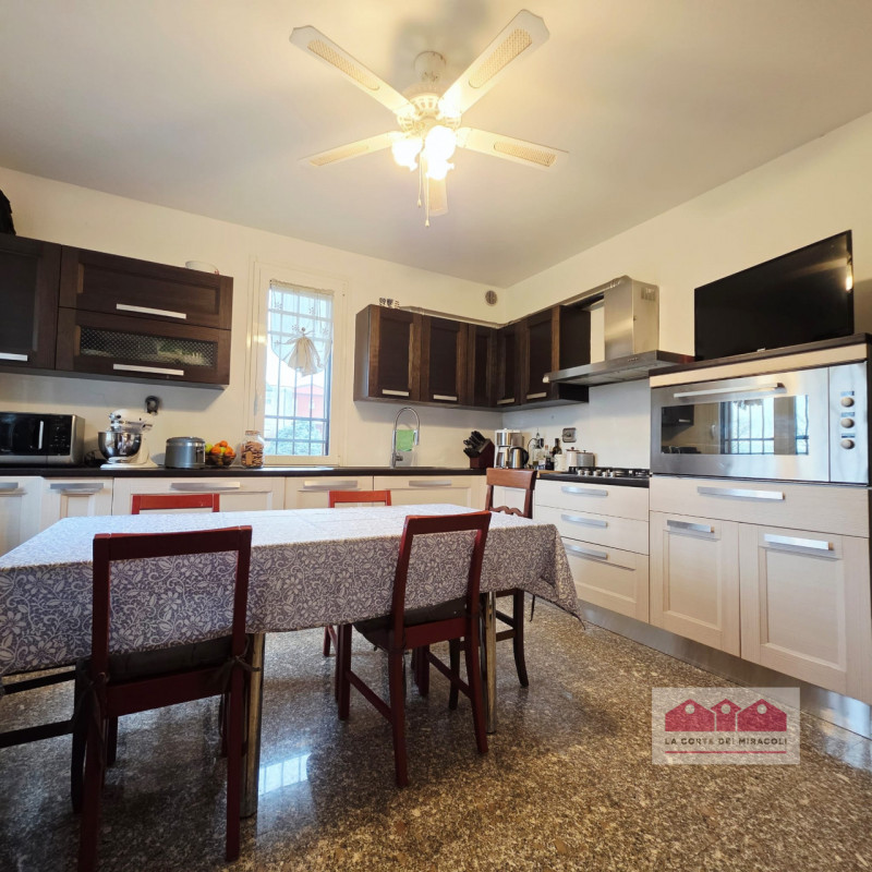 COSTABISSARA: ELEGANTE CASA SINGOLA CON GIARDINO PRIVATO, IN QUARTIERE RESIDENZIALE COMODO AI PRI...