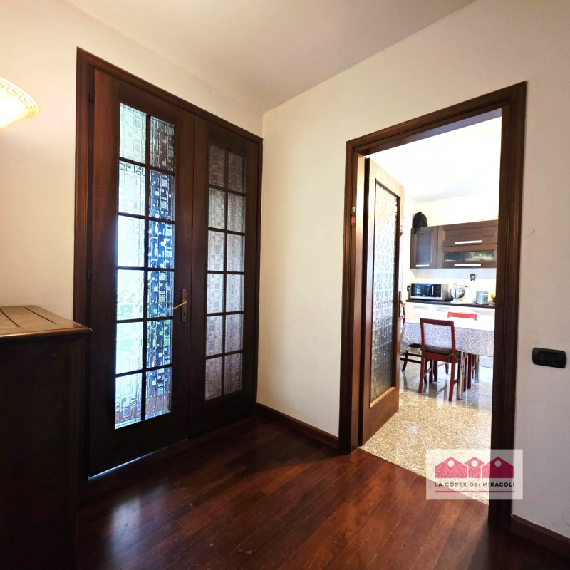 COSTABISSARA: ELEGANTE CASA SINGOLA CON GIARDINO PRIVATO, IN QUARTIERE RESIDENZIALE COMODO AI PRI...