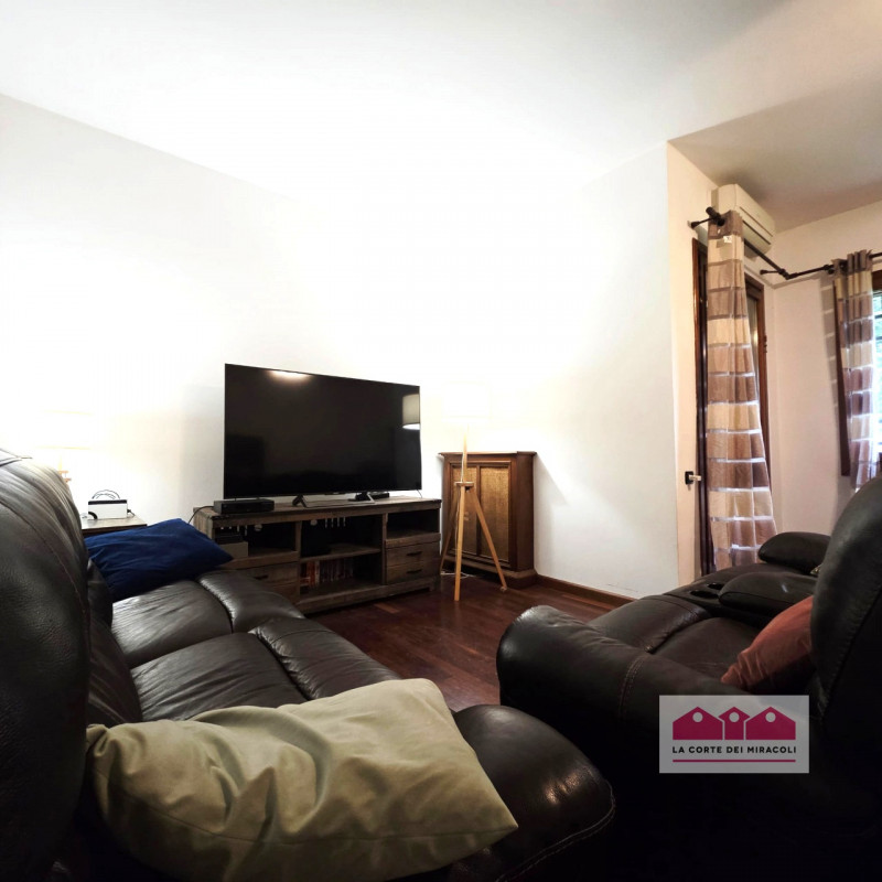 COSTABISSARA: ELEGANTE CASA SINGOLA CON GIARDINO PRIVATO, IN QUARTIERE RESIDENZIALE COMODO AI PRI...