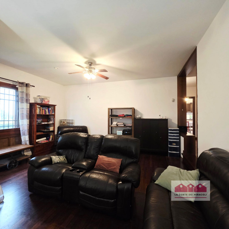 COSTABISSARA: ELEGANTE CASA SINGOLA CON GIARDINO PRIVATO, IN QUARTIERE RESIDENZIALE COMODO AI PRI...