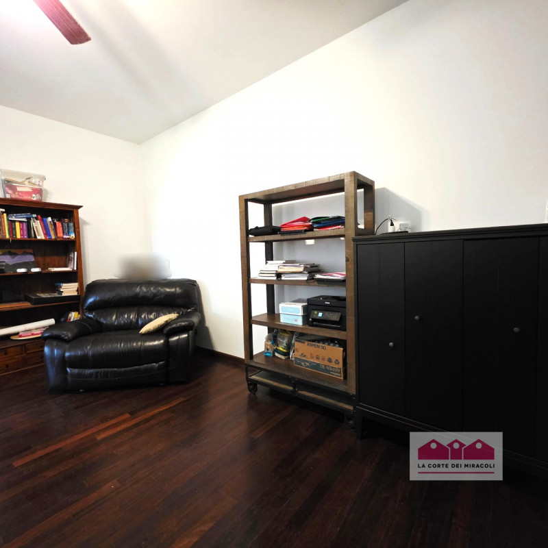 COSTABISSARA: ELEGANTE CASA SINGOLA CON GIARDINO PRIVATO, IN QUARTIERE RESIDENZIALE COMODO AI PRI...