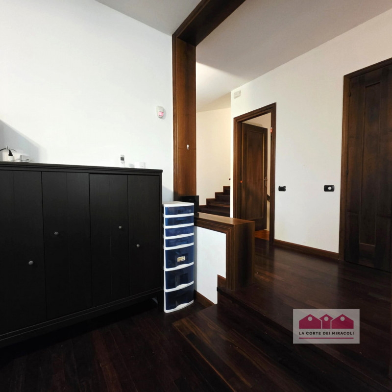 COSTABISSARA: ELEGANTE CASA SINGOLA CON GIARDINO PRIVATO, IN QUARTIERE RESIDENZIALE COMODO AI PRI...