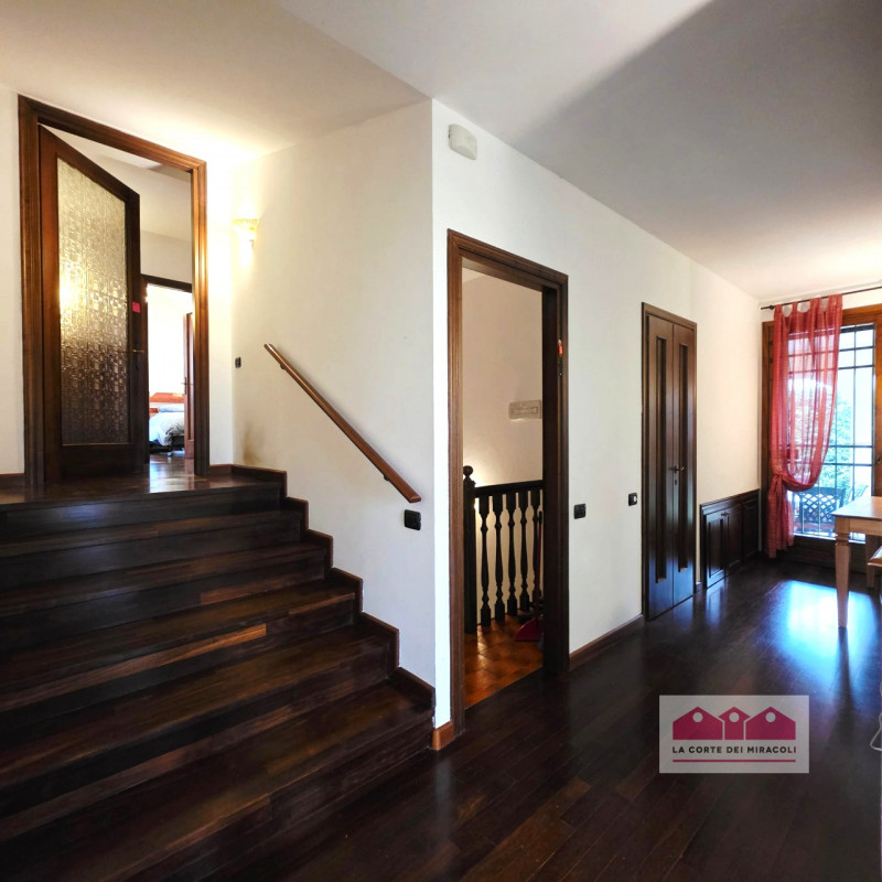 COSTABISSARA: ELEGANTE CASA SINGOLA CON GIARDINO PRIVATO, IN QUARTIERE RESIDENZIALE COMODO AI PRI...