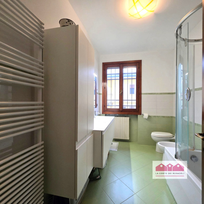 COSTABISSARA: ELEGANTE CASA SINGOLA CON GIARDINO PRIVATO, IN QUARTIERE RESIDENZIALE COMODO AI PRI...