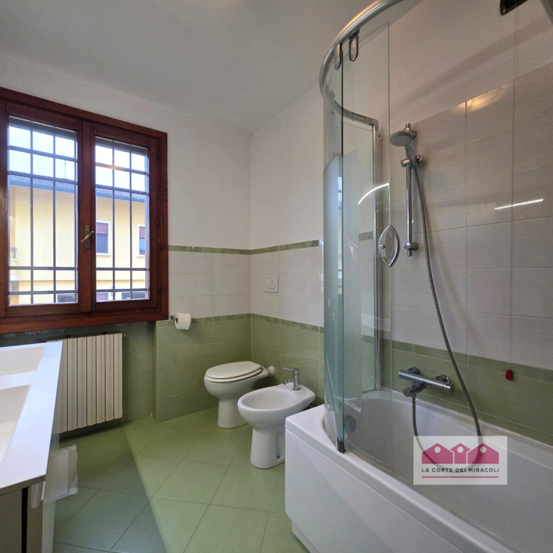 COSTABISSARA: ELEGANTE CASA SINGOLA CON GIARDINO PRIVATO, IN QUARTIERE RESIDENZIALE COMODO AI PRI...