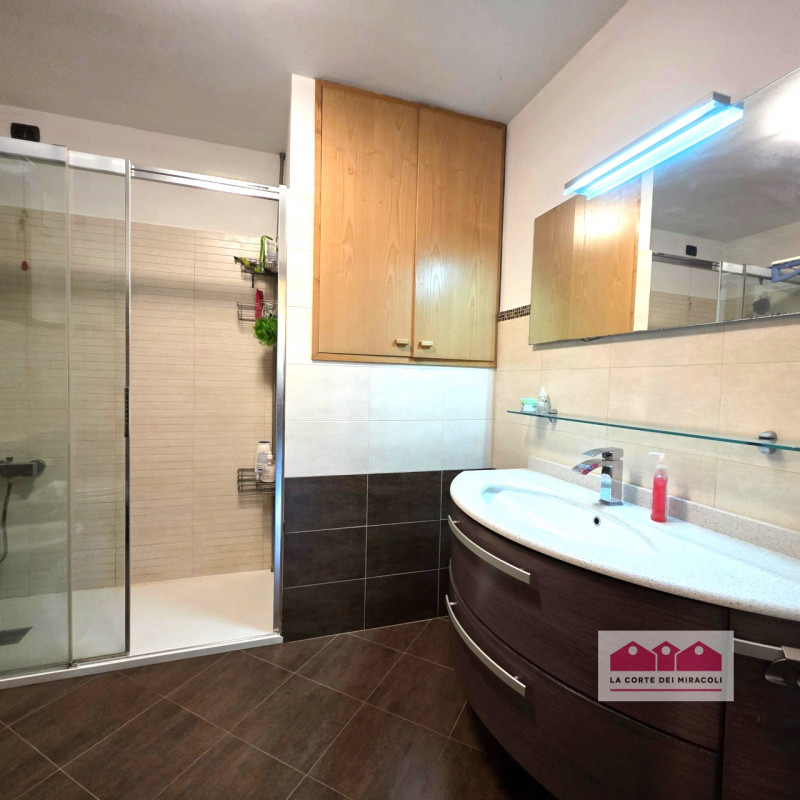 COSTABISSARA: ELEGANTE CASA SINGOLA CON GIARDINO PRIVATO, IN QUARTIERE RESIDENZIALE COMODO AI PRI...