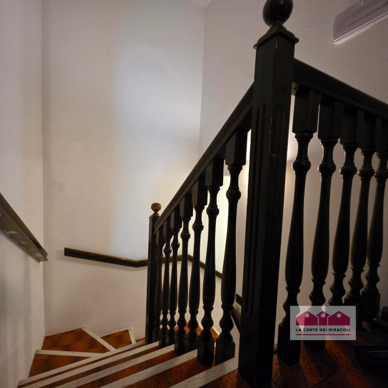 COSTABISSARA: ELEGANTE CASA SINGOLA CON GIARDINO PRIVATO, IN QUARTIERE RESIDENZIALE COMODO AI PRI...