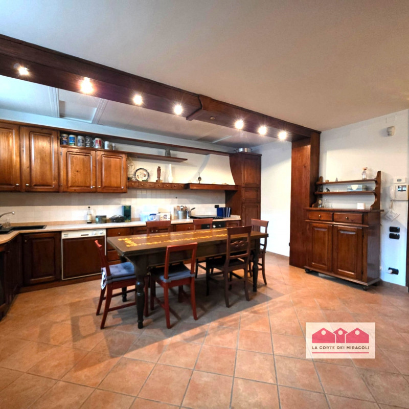 COSTABISSARA: ELEGANTE CASA SINGOLA CON GIARDINO PRIVATO, IN QUARTIERE RESIDENZIALE COMODO AI PRI...