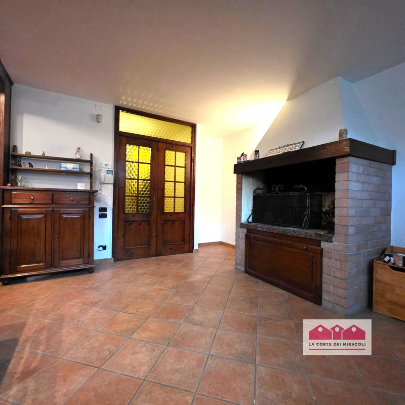 COSTABISSARA: ELEGANTE CASA SINGOLA CON GIARDINO PRIVATO, IN QUARTIERE RESIDENZIALE COMODO AI PRI...