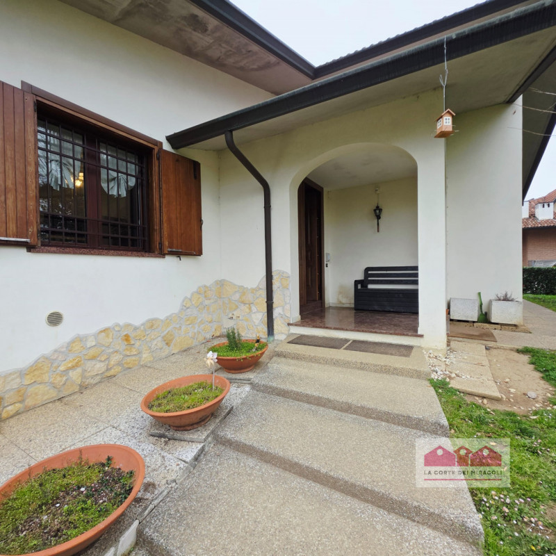 COSTABISSARA: ELEGANTE CASA SINGOLA CON GIARDINO PRIVATO, IN QUARTIERE RESIDENZIALE COMODO AI PRI...