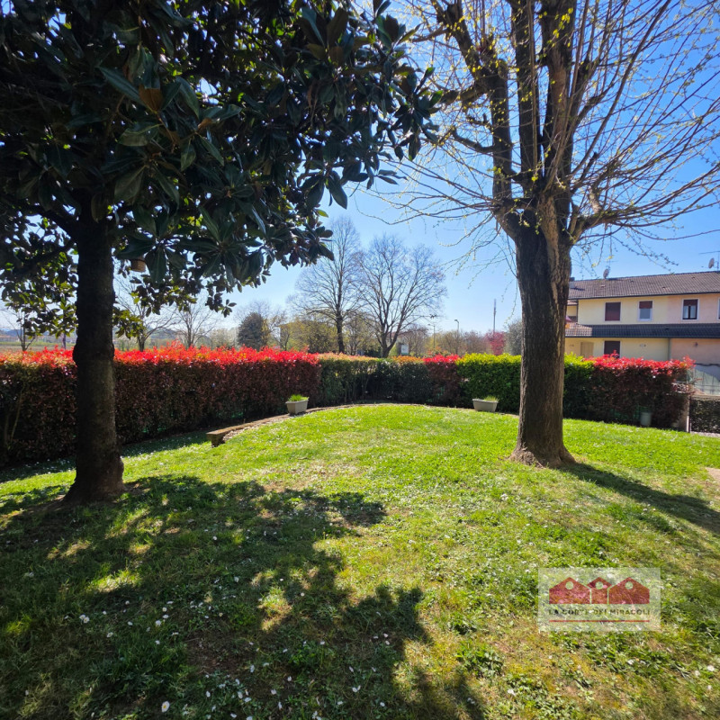 COSTABISSARA: ELEGANTE CASA SINGOLA CON GIARDINO PRIVATO, IN QUARTIERE RESIDENZIALE COMODO AI PRI...