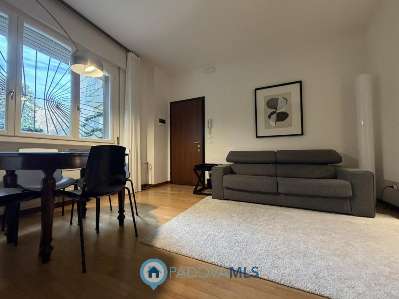 A pochi passi dal Duomo di Padova, in una delle vie più riservate e ricercate del centro storico,...