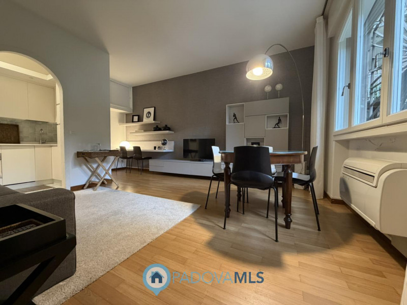 A pochi passi dal Duomo di Padova, in una delle vie più riservate e ricercate del centro storico,...