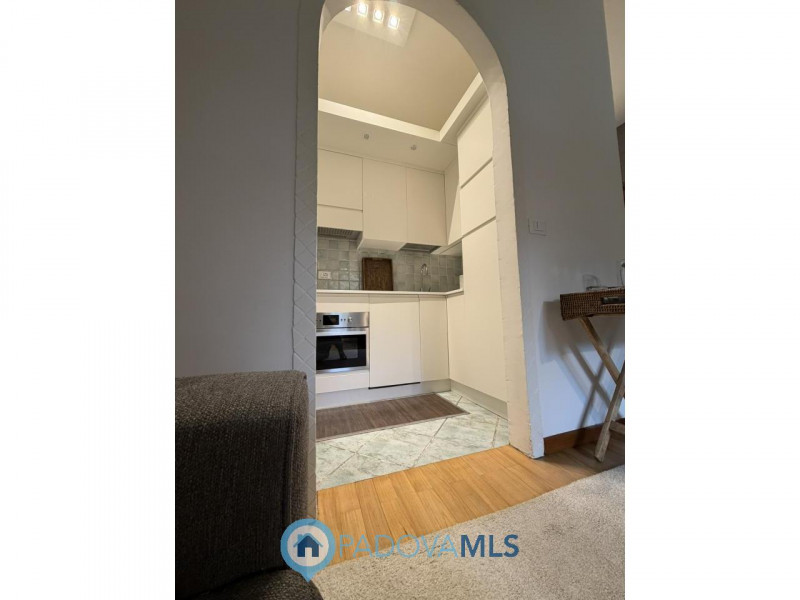 A pochi passi dal Duomo di Padova, in una delle vie più riservate e ricercate del centro storico,...