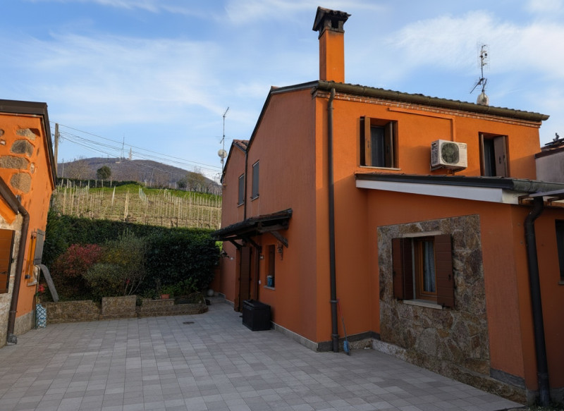 Nel cuore dei Colli Euganei, nella tranquilla località di Boccon nel comune di Vò, proponiamo in ...