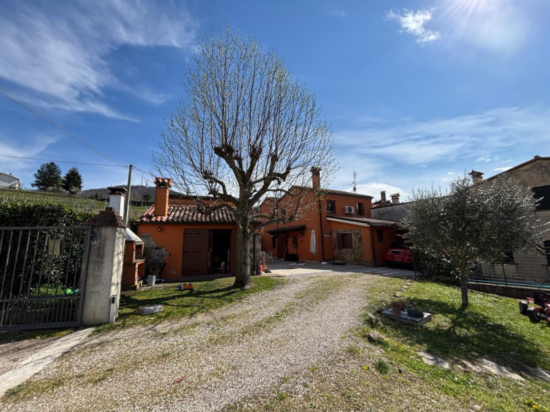 Nel cuore dei Colli Euganei, nella tranquilla località di Boccon nel comune di Vò, proponiamo in ...