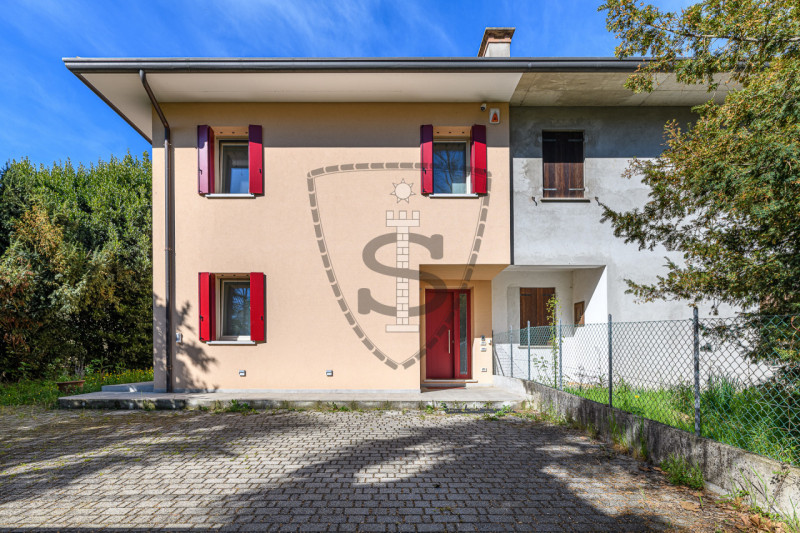 A San Zenone degli Ezzelini proponiamo in vendita una splendida Villetta a schiera di 205 mq rece...