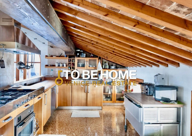 VICENZA CENTRO STORICO
Attico con terrazza panoramica e garage doppio
Nel cuore del centro storic...