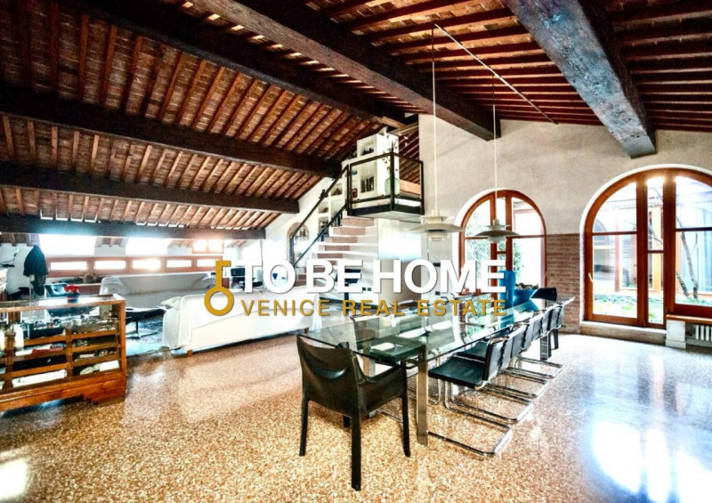 VICENZA CENTRO STORICO
Attico con terrazza panoramica e garage doppio
Nel cuore del centro storic...