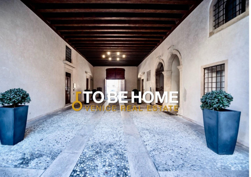 VICENZA CENTRO STORICO
Attico con terrazza panoramica e garage doppio
Nel cuore del centro storic...