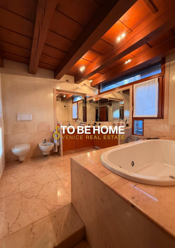 VICENZA CENTRO STORICO
Attico con terrazza panoramica e garage doppio
Nel cuore del centro storic...