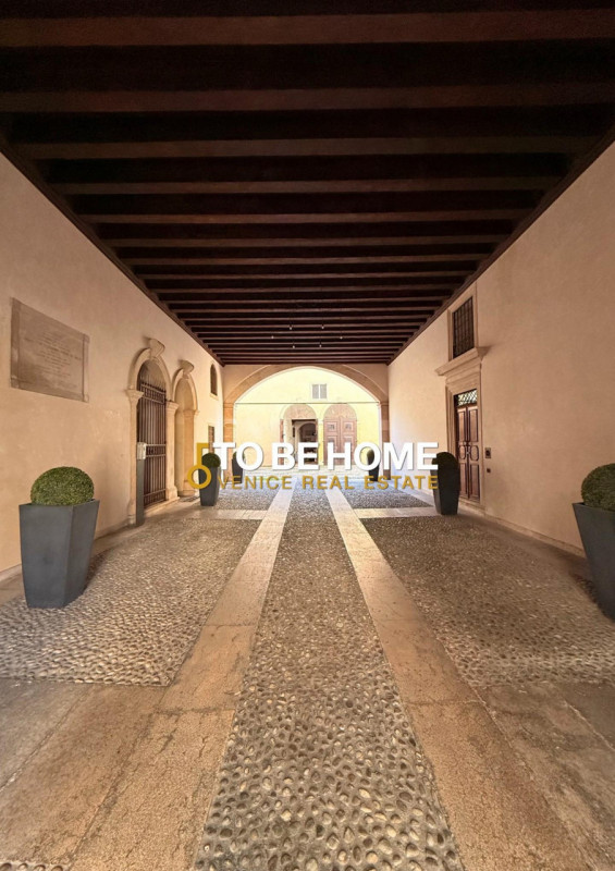 VICENZA CENTRO STORICO
Attico con terrazza panoramica e garage doppio
Nel cuore del centro storic...