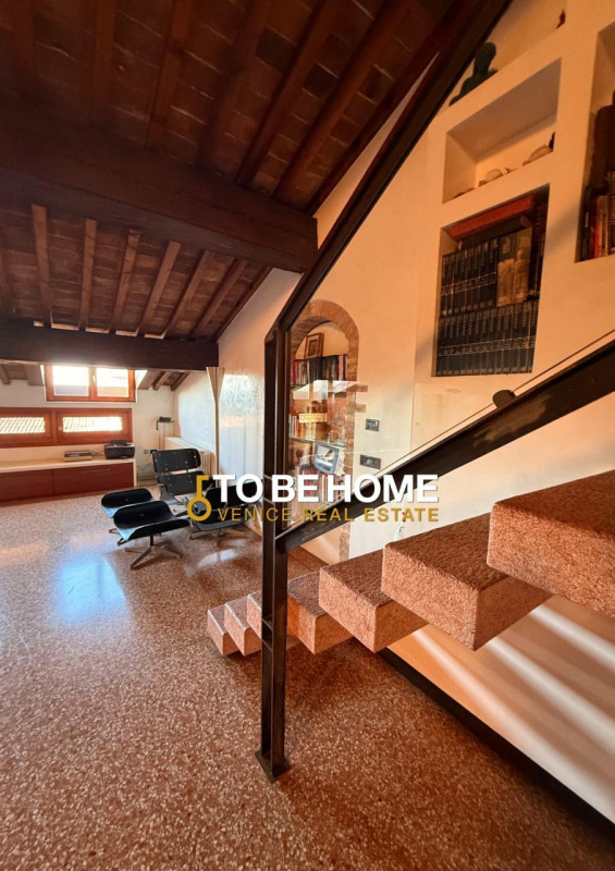 VICENZA CENTRO STORICO
Attico con terrazza panoramica e garage doppio
Nel cuore del centro storic...