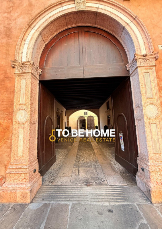 VICENZA CENTRO STORICO
Attico con terrazza panoramica e garage doppio
Nel cuore del centro storic...