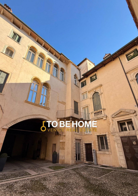 VICENZA CENTRO STORICO
Attico con terrazza panoramica e garage doppio
Nel cuore del centro storic...