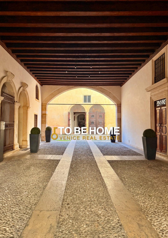 VICENZA CENTRO STORICO
Attico con terrazza panoramica e garage doppio
Nel cuore del centro storic...