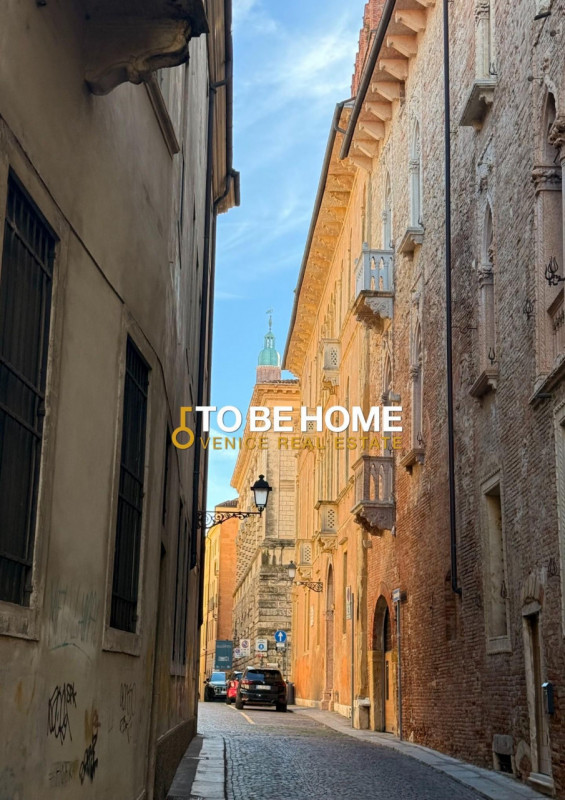 VICENZA CENTRO STORICO
Attico con terrazza panoramica e garage doppio
Nel cuore del centro storic...