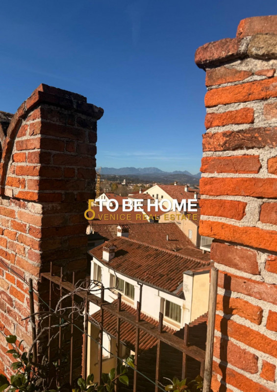 VICENZA CENTRO STORICO
Attico con terrazza panoramica e garage doppio
Nel cuore del centro storic...