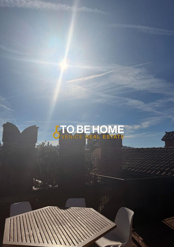 VICENZA CENTRO STORICO
Attico con terrazza panoramica e garage doppio
Nel cuore del centro storic...