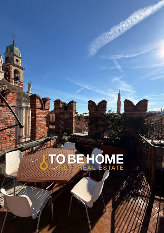 VICENZA CENTRO STORICO
Attico con terrazza panoramica e garage doppio
Nel cuore del centro storic...