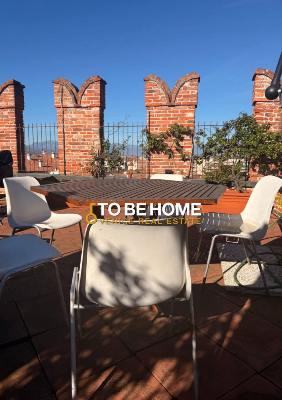 VICENZA CENTRO STORICO
Attico con terrazza panoramica e garage doppio
Nel cuore del centro storic...