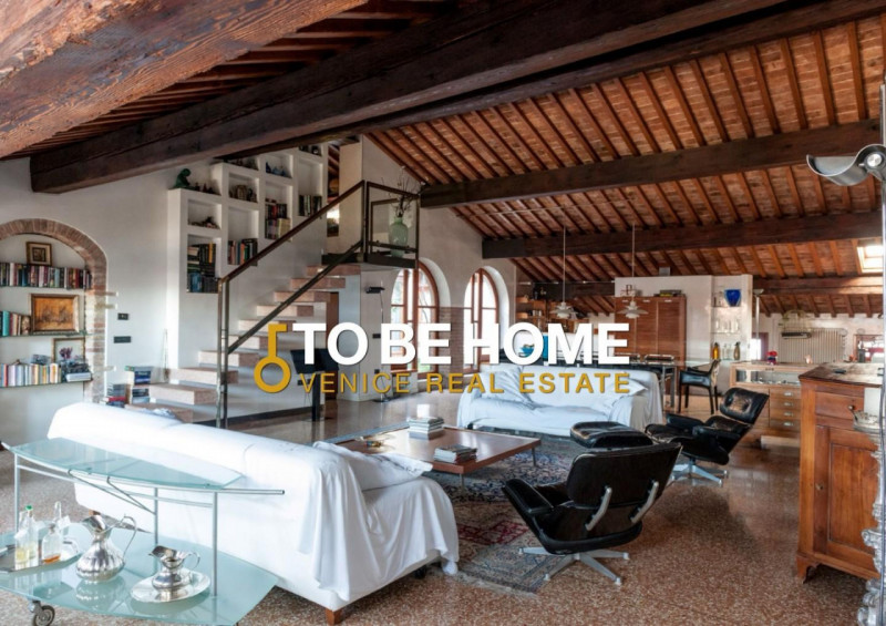 VICENZA CENTRO STORICO
Attico con terrazza panoramica e garage doppio
Nel cuore del centro storic...