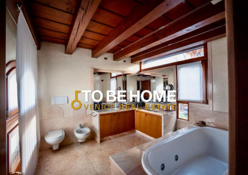 VICENZA CENTRO STORICO
Attico con terrazza panoramica e garage doppio
Nel cuore del centro storic...