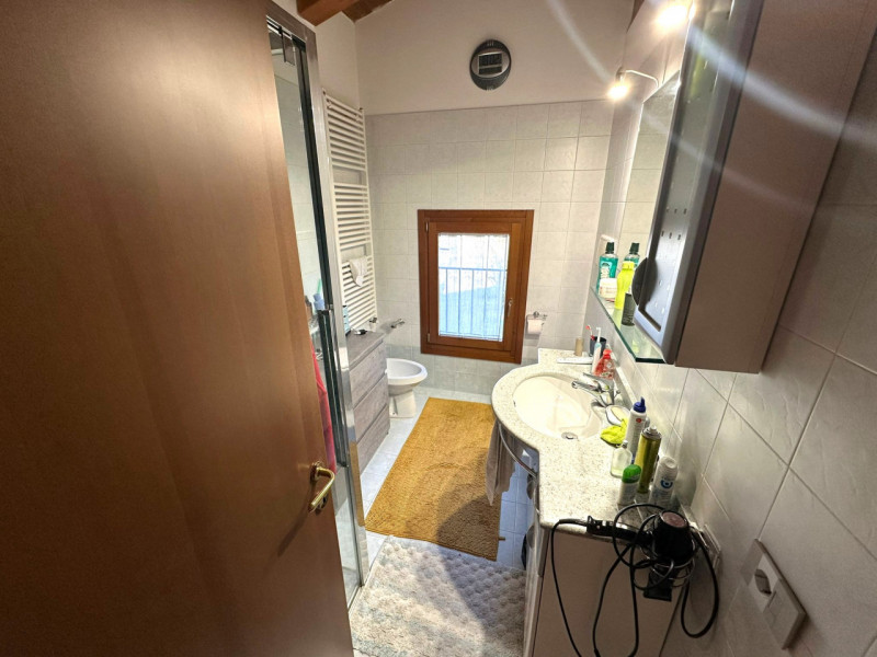 VILLAFRANCA PADOVANA - In posizione centralissima al paese, comodo quindi a tutti i servizi princ...