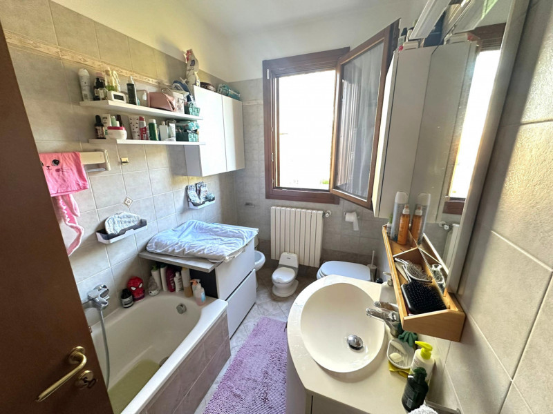 VILLAFRANCA PADOVANA - In posizione centralissima al paese, comodo quindi a tutti i servizi princ...