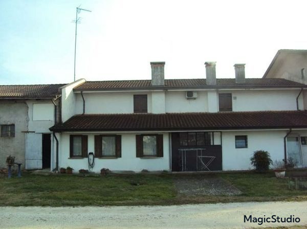 A.A. 220-15

Vendesi all'asta porzione di casa colonica ristrutturata in data 14 maggio 2026

Por...