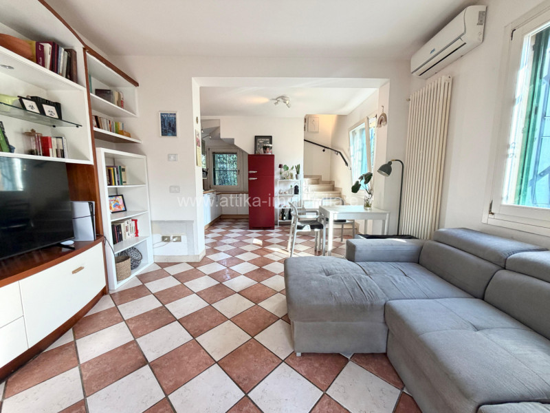 Porzione di casa a schiera di testa situata in zona Sant'Agostino, un comune che offre una combin...